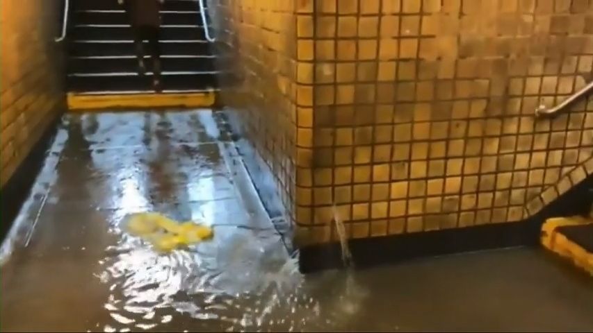Video: Vydatné lijáky zaplavily v New Yorku stanice metra
